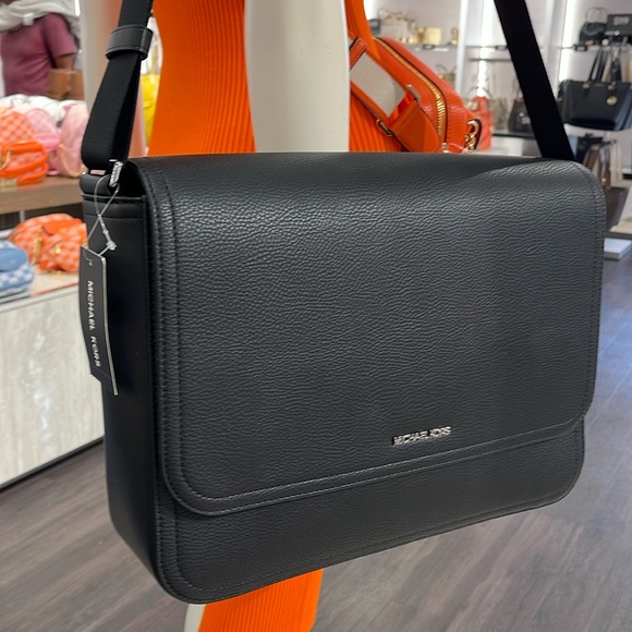 MICHAEL KORS
Cooper Messenger Bag
Black
 NWT - Picture 15 of 16